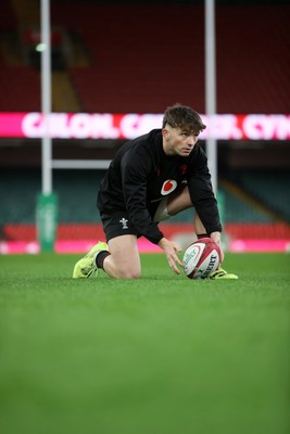 211125 - Wales Rugby Captains Run ahead of the New Zealand game tomorrow - Dan Edwards during training