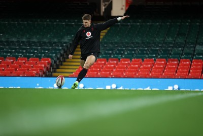 211125 - Wales Rugby Captains Run ahead of the New Zealand game tomorrow - Joe Hawkins during training