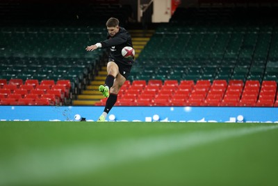 211125 - Wales Rugby Captains Run ahead of the New Zealand game tomorrow - Joe Hawkins during training