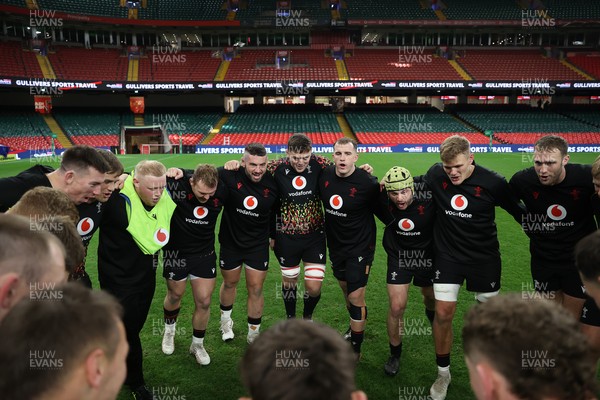 211125 - Wales Rugby Captains Run ahead of the New Zealand game tomorrow - Wales team huddle