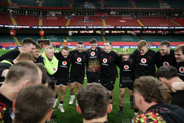211125 - Wales Rugby Captains Run ahead of the New Zealand game tomorrow - Wales team huddle