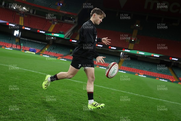 211125 - Wales Rugby Captains Run ahead of the New Zealand game tomorrow - Dan Edwards during training