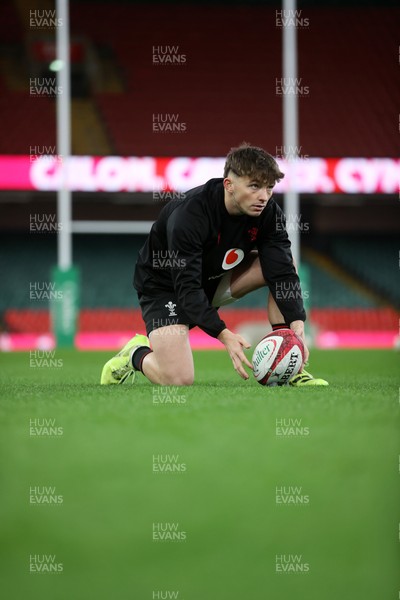 211125 - Wales Rugby Captains Run ahead of the New Zealand game tomorrow - Dan Edwards during training