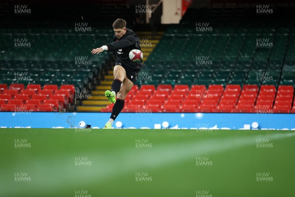 211125 - Wales Rugby Captains Run ahead of the New Zealand game tomorrow - Joe Hawkins during training