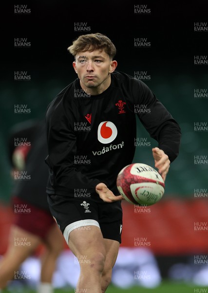 211125 - Wales Rugby Captains Run ahead of the New Zealand game tomorrow - Dan Edwards during training