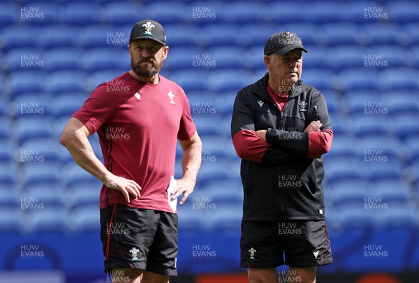 230923 - Wales Rugby Captains Run the day before their Rugby World Cup match against Australia - Defence Coach Mike Forshaw and Head Coach Warren Gatland during training