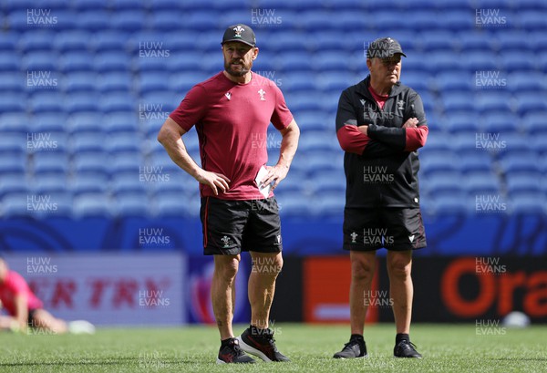 230923 - Wales Rugby Captains Run the day before their Rugby World Cup match against Australia - Defence Coach Mike Forshaw and Head Coach Warren Gatland during training