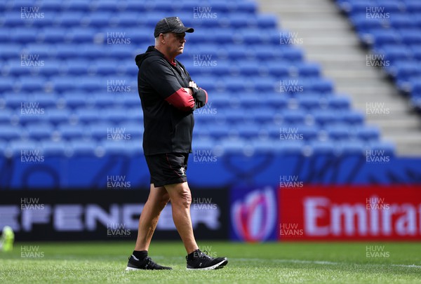 230923 - Wales Rugby Captains Run the day before their Rugby World Cup match against Australia - Head Coach Warren Gatland during training