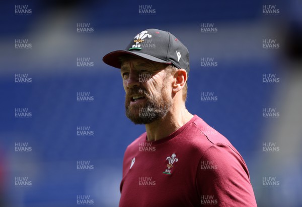230923 - Wales Rugby Captains Run the day before their Rugby World Cup match against Australia - Defence Coach Mike Forshaw during training