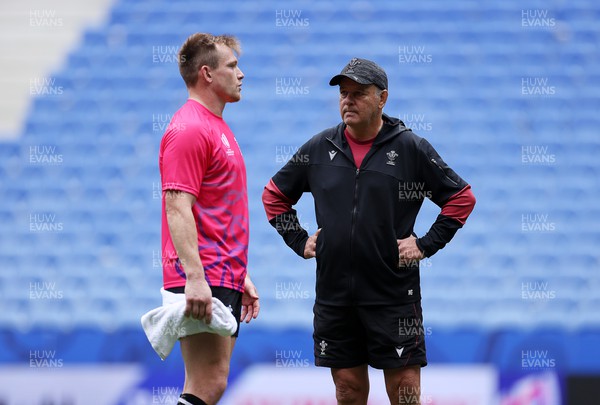 230923 - Wales Rugby Captains Run the day before their Rugby World Cup match against Australia - Nick Tompkins talks to Head Coach Warren Gatland during training