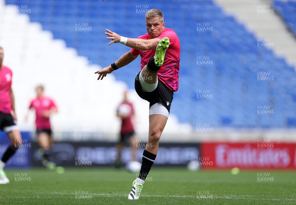 230923 - Wales Rugby Captains Run the day before their Rugby World Cup match against Australia - Gareth Anscombe during training
