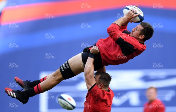231020 - Wales Rugby Training - Justin Tipuric is lifted by Sam Parry during training