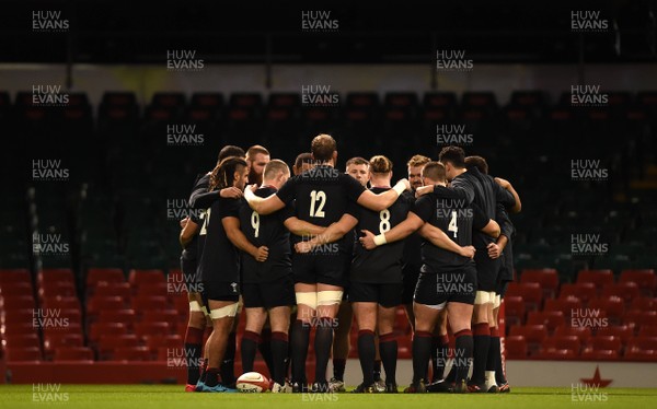 241117 - Wales Rugby Training - Players huddle