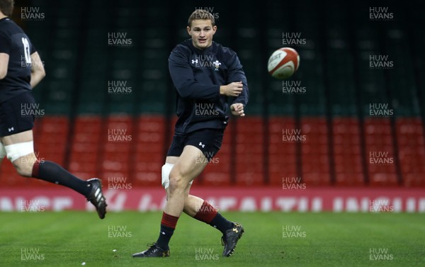 241117 - Wales Rugby Captains Run - Hallam Amos during training