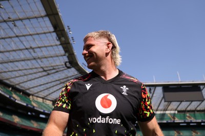 260626 - Wales Rugby Captains Run at Twickenham ahead of their game against the Barbarians tomorrow - Aaron Wainwright during training