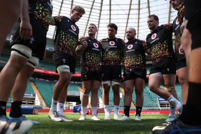 260626 - Wales Rugby Captains Run at Twickenham ahead of their game against the Barbarians tomorrow - Dewi Lake speaks in the team huddle