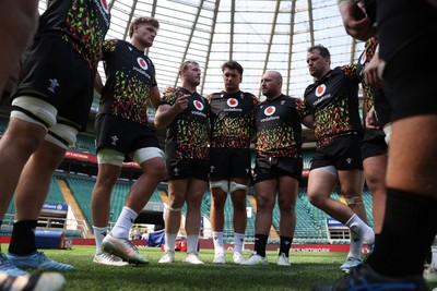 260626 - Wales Rugby Captains Run at Twickenham ahead of their game against the Barbarians tomorrow - Dewi Lake speaks in the team huddle