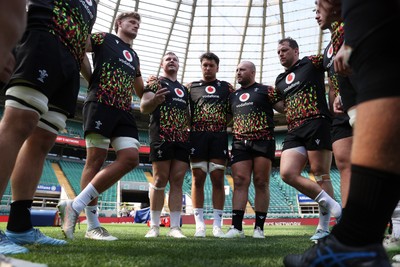 260626 - Wales Rugby Captains Run at Twickenham ahead of their game against the Barbarians tomorrow - Dewi Lake speaks in the team huddle