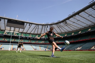 260626 - Wales Rugby Captains Run at Twickenham ahead of their game against the Barbarians tomorrow - Dan Edwards during training