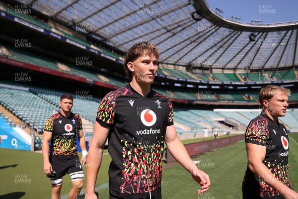260626 - Wales Rugby Captains Run at Twickenham ahead of their game against the Barbarians tomorrow - Ellis Mee during training