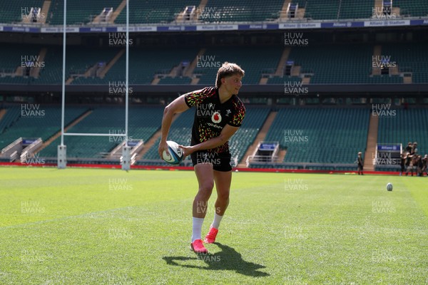 260626 - Wales Rugby Captains Run at Twickenham ahead of their game against the Barbarians tomorrow - Ellis Mee during training