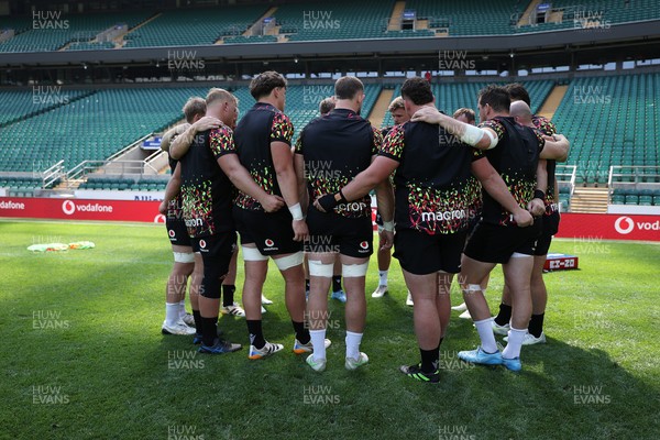 260626 - Wales Rugby Captains Run at Twickenham ahead of their game against the Barbarians tomorrow - Team huddle