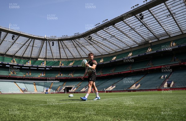 260626 - Wales Rugby Captains Run at Twickenham ahead of their game against the Barbarians tomorrow - Dan Edwards during training