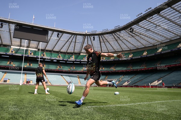 260626 - Wales Rugby Captains Run at Twickenham ahead of their game against the Barbarians tomorrow - Dan Edwards during training