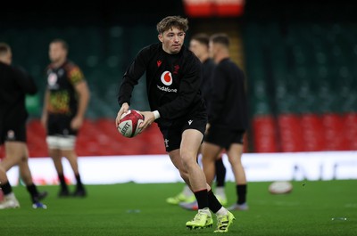 281125 - Wales Rugby Captains Run ahead of their game against South Africa - Dan Edwards during training