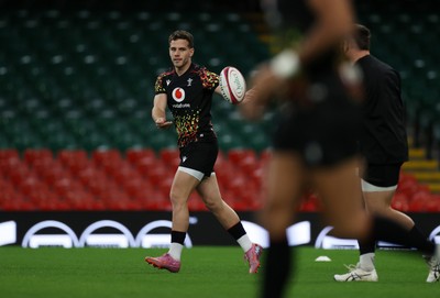281125 - Wales Rugby Captains Run ahead of their game against South Africa - Kieran Hardy during training