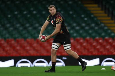 281125 - Wales Rugby Captains Run ahead of their game against South Africa - Ben Carter during training