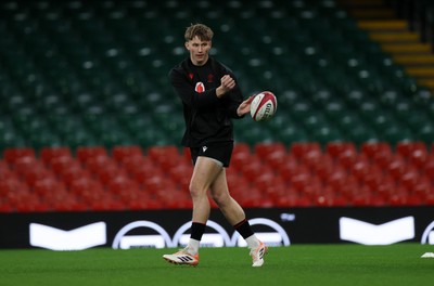281125 - Wales Rugby Captains Run ahead of their game against South Africa - Ellis Mee during training