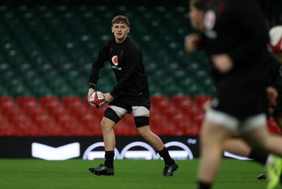 281125 - Wales Rugby Captains Run ahead of their game against South Africa - Alex Mann during training