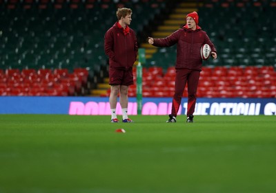 281125 - Wales Rugby Captains Run ahead of their game against South Africa - Rhys Patchell, Kicking Coach and Steve Tandy, Head Coach during training