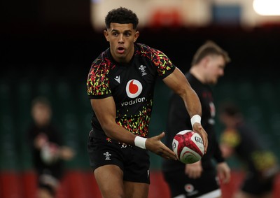 281125 - Wales Rugby Captains Run ahead of their game against South Africa - Rio Dyer during training