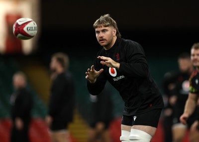 281125 - Wales Rugby Captains Run ahead of their game against South Africa - Aaron Wainwright during training