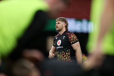 281125 - Wales Rugby Captains Run ahead of their game against South Africa - Aaron Wainwright during training