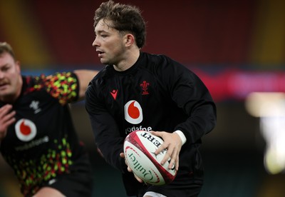 281125 - Wales Rugby Captains Run ahead of their game against South Africa - Dan Edwards during training