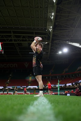 281125 - Wales Rugby Captains Run ahead of their game against South Africa - Dewi Lake during training