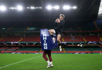 281125 - Wales Rugby Captains Run ahead of their game against South Africa - Ellis Mee during training