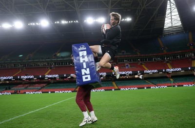 281125 - Wales Rugby Captains Run ahead of their game against South Africa - Ellis Mee during training