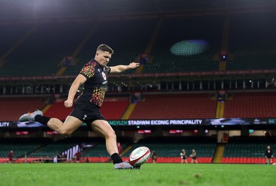 281125 - Wales Rugby Captains Run ahead of their game against South Africa - Callum Sheedy during training