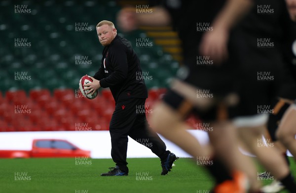 281125 - Wales Rugby Captains Run ahead of their game against South Africa - Keiron Assiratti during training