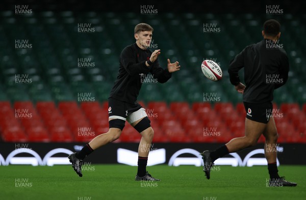 281125 - Wales Rugby Captains Run ahead of their game against South Africa - Alex Mann during training