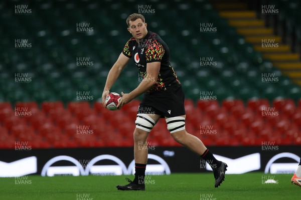 281125 - Wales Rugby Captains Run ahead of their game against South Africa - Ben Carter during training