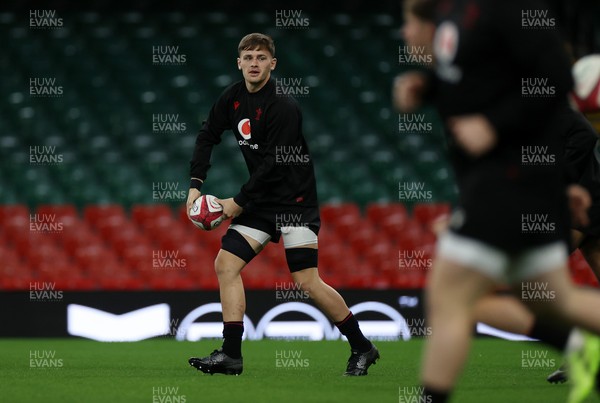 281125 - Wales Rugby Captains Run ahead of their game against South Africa - Alex Mann during training