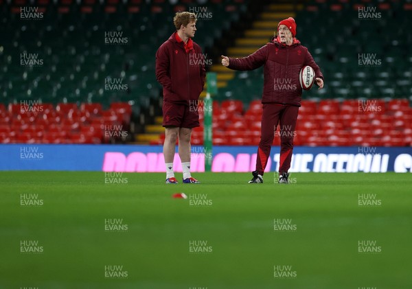 281125 - Wales Rugby Captains Run ahead of their game against South Africa - Rhys Patchell, Kicking Coach and Steve Tandy, Head Coach during training