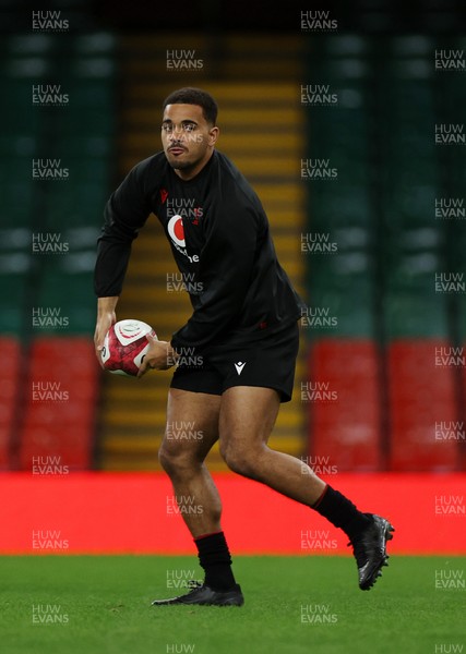 281125 - Wales Rugby Captains Run ahead of their game against South Africa - Ben Thomas during training