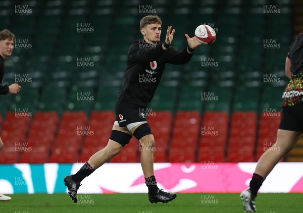 281125 - Wales Rugby Captains Run ahead of their game against South Africa - Alex Mann during training