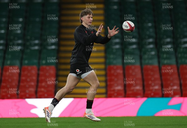 281125 - Wales Rugby Captains Run ahead of their game against South Africa - Ellis Mee during training
